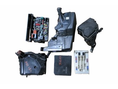 2016 Mercedes-Benz C350e Fuse Box - 222-906-32-02